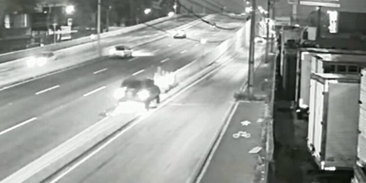 Motorista cochila e capota carro na BR-376