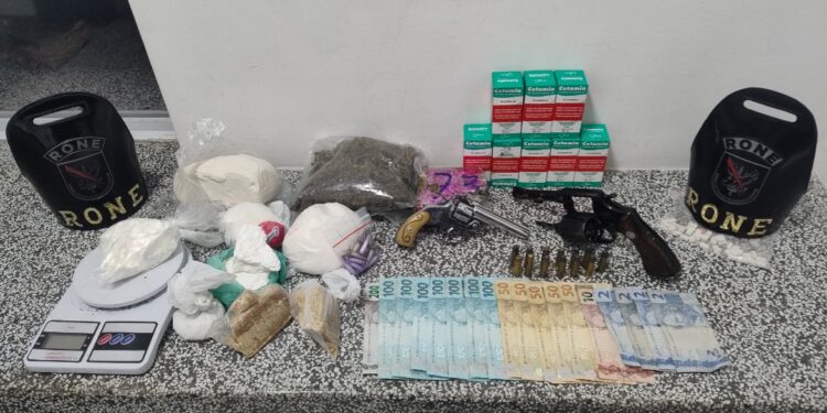 RONE prende traficante armado e apreende drogas em Pinhais