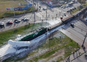 Câmeras em carreta registram momento de colisão em Pinhais