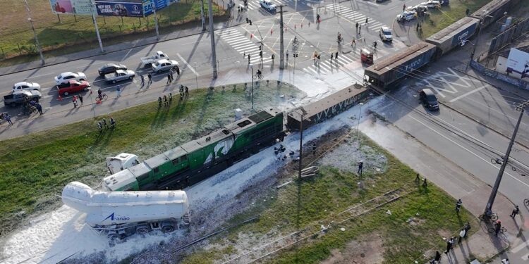 Câmeras em carreta registram momento de colisão em Pinhais
