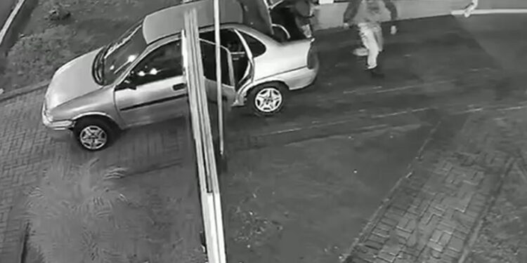 Polícia procura criminosos que furtam residências em Curitiba; câmeras registraram a ação
