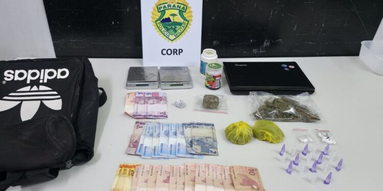 CORP detém dupla traficando drogas na Trajano Reis