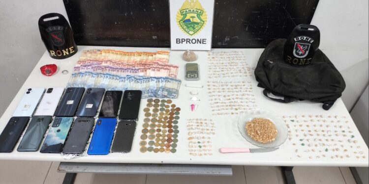 RONE prende tornozelado com drogas e celulares furtados no centro de Curitiba