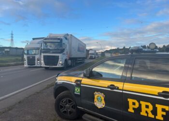Em duas horas, 215 veículos de grande porte são flagrados transitando na faixa da esquerda