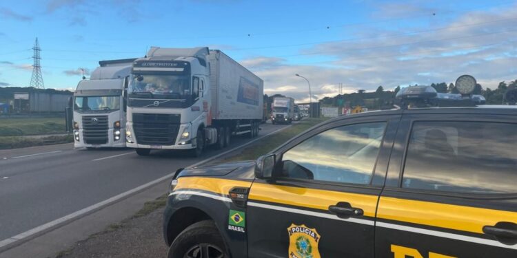 Em duas horas, 215 veículos de grande porte são flagrados transitando na faixa da esquerda