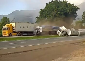 Câmera flagra acidente entre carretas na BR-277 em Morretes