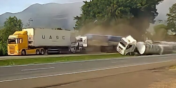 Câmera flagra acidente entre carretas na BR-277 em Morretes