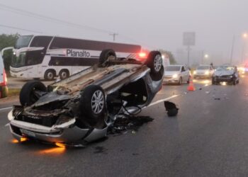 Carro capota após esbarrar em ônibus e na sequencia é atingido por outro veículo na Linha Verde