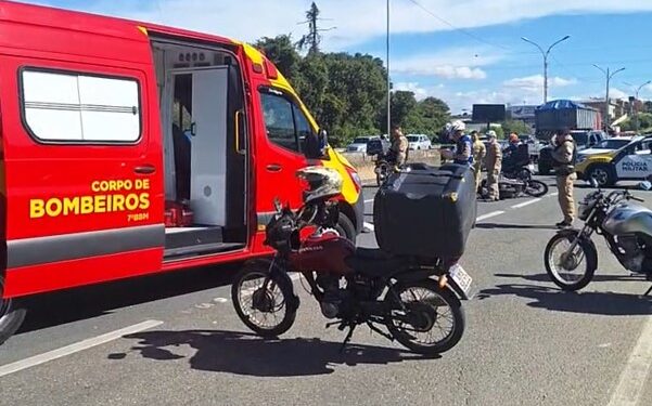 Mulher em moto morre em acidente na BR-116