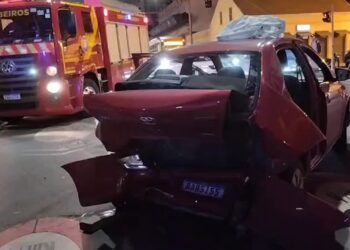 Possível falha mecânica causa acidente com três veículos no centro de Curitiba