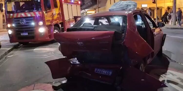 Possível falha mecânica causa acidente com três veículos no centro de Curitiba