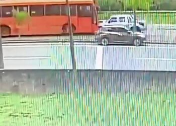 Motorista de caminhonete na canaleta do expresso, na contramão da via provoca grave acidente, veja o vídeo