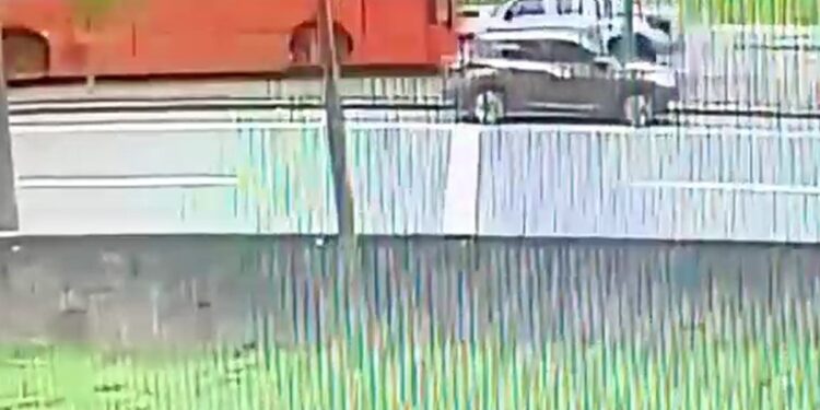 Motorista de caminhonete na canaleta do expresso, na contramão da via provoca grave acidente, veja o vídeo