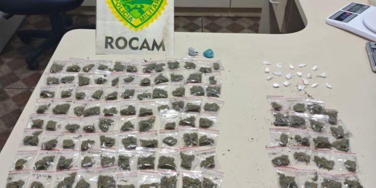 ROCAM apreende drogas na Trajano Reis e menor é apreendido
