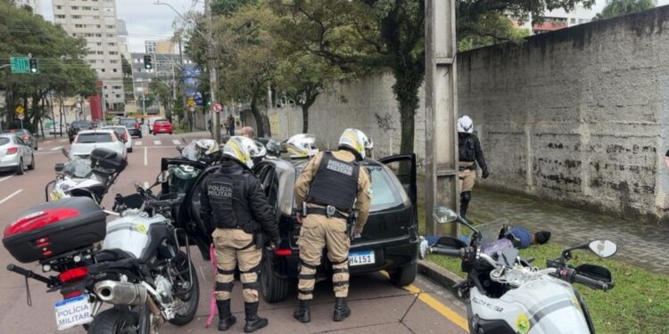 Pelotão de Motos prende mulheres e apreende mais de 500 pedras de crack no centro de Curitiba
