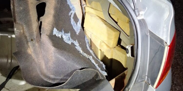 BPFRON e PF apreendem 178 kg de maconha escondidos em carro