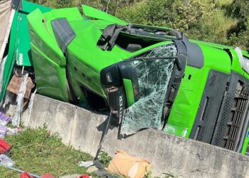 Motorista com sinais de embriaguez tomba carreta carregada de gim na BR-116