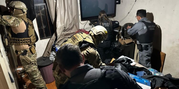 Polícia deflagra operação contra grupo investigado por crimes em unidade prisional na RMC