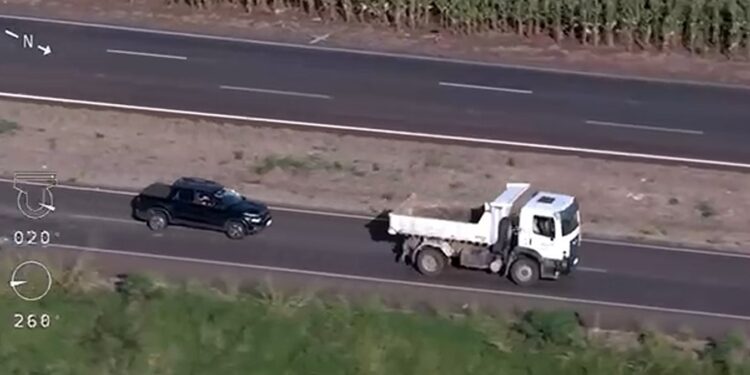 Criminosos tentam fugir em caminhão furtado e promovem acompanhamento tático de cinema no Paraná