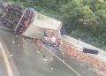 Carreta carregada de cerveja tomba na BR-376 em Guaratuba e interdita pista sentido Sul