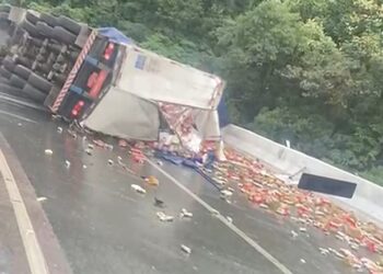 Carreta carregada de cerveja tomba na BR-376 em Guaratuba e interdita pista sentido Sul