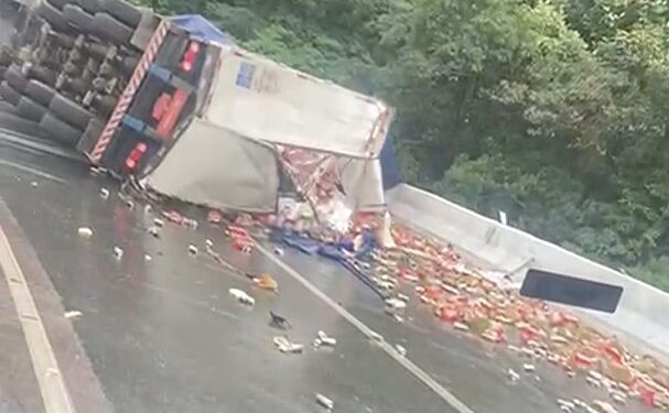 Carreta carregada de cerveja tomba na BR-376 em Guaratuba e interdita pista sentido Sul