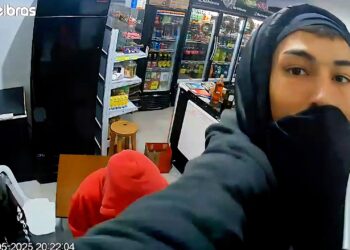 Câmera de segurança registra ação de criminosos em assalto