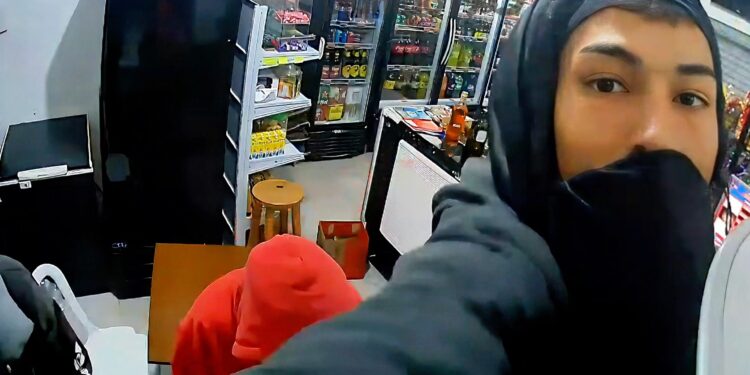 Câmera de segurança registra ação de criminosos em assalto