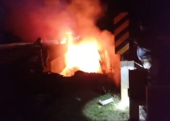 Motorista morre após caminhão-tanque sair da pista e incendiar na BR-369