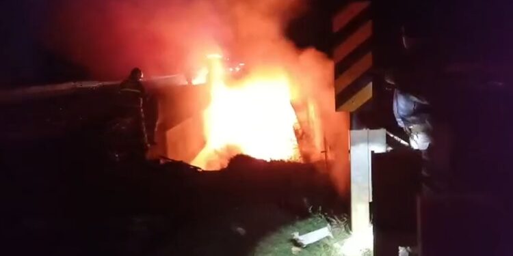 Motorista morre após caminhão-tanque sair da pista e incendiar na BR-369