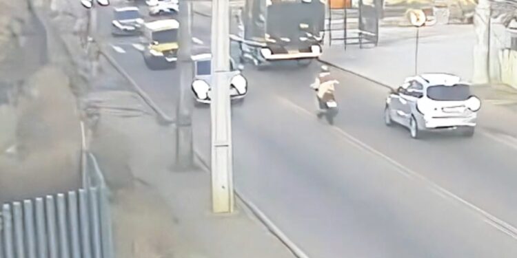 Mulher morre atropelada por motociclista que foge em Fazenda Rio Grande