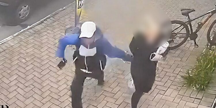 Mulher é vítima de importunação sexual na RMC; câmera registrou o ato