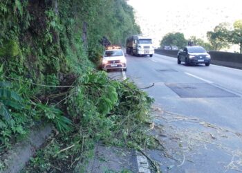 Acostamento e faixa 2 na BR-277 em Morretes estão interditados após queda de talude