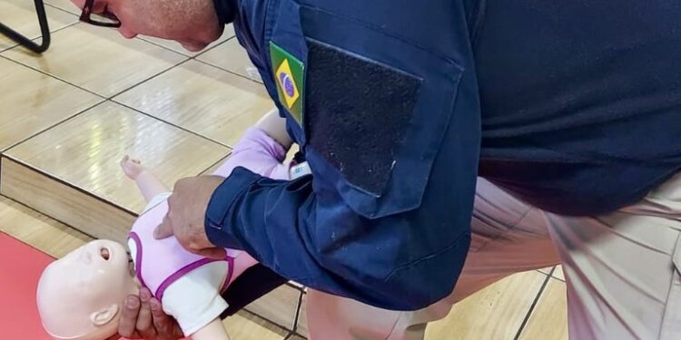 Recém-nascido engasgado com leite é salvo por PRFs no Paraná