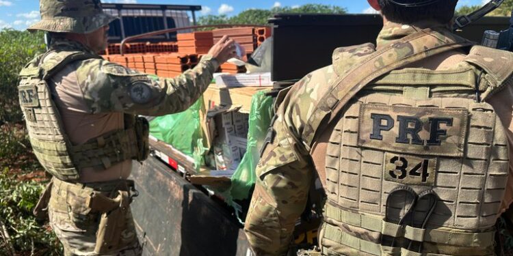 PRF encontra 50 mil maços de cigarros escondidos embaixo de carga de tijolos no Paraná
