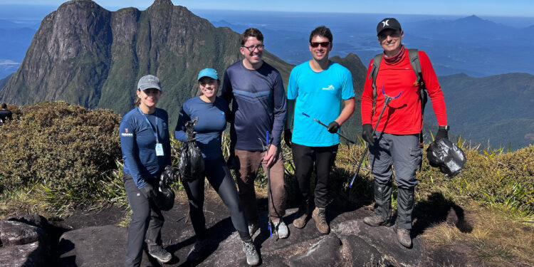 Mutirão de limpeza organizado pelo IAT recolhe 25 quilos de lixo do Parque Pico Paraná