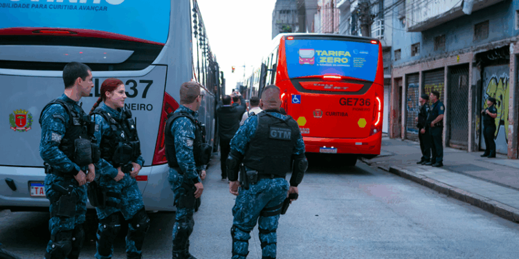 Patrulha do Transporte Coletivo de Curitiba prende 17 adultos em operação fura-catraca