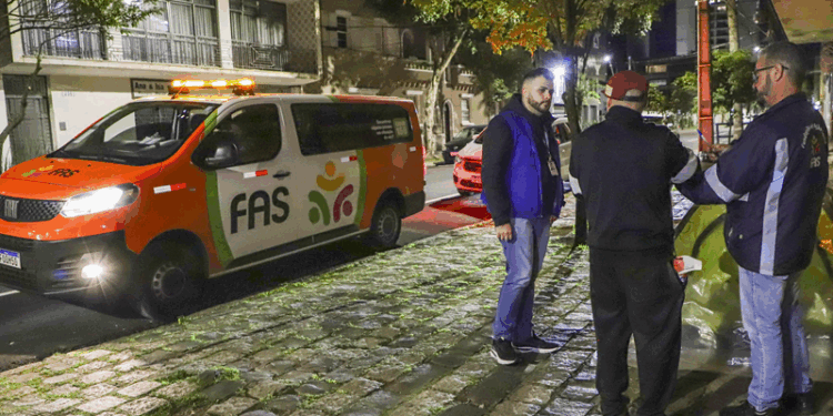 Frio continua em Curitiba e FAS mobiliza 14 equipes para atender pessoas em situação de rua