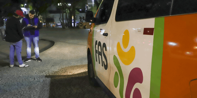 Na noite mais fria do ano, Prefeitura de Curitiba bate recorde de abordagens sociais a pessoas em situação de rua