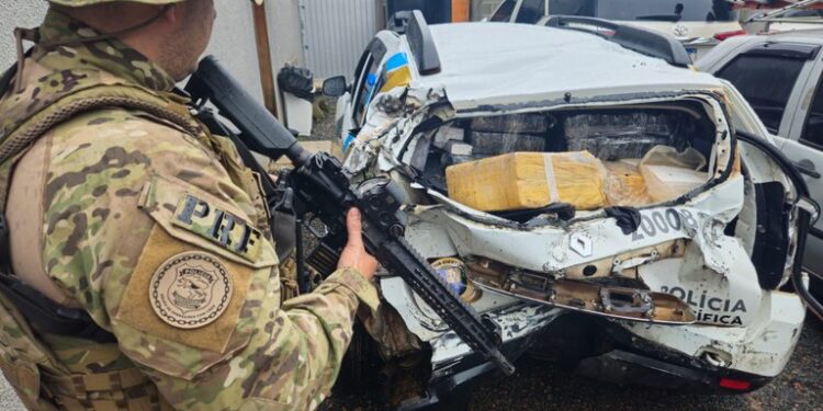 VÍDEO: Falsa viatura da Polícia Científica é flagrada com mais de 760 kg de maconha na BR-277