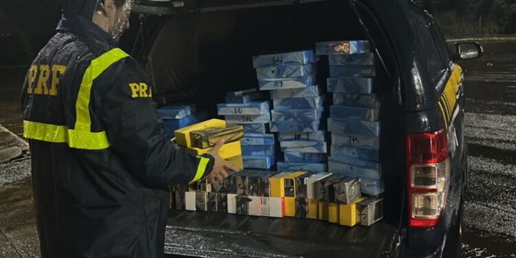PRF apreende carga “milionária” de eletrônicos escondidos em fundo falso de caminhão na BR-277