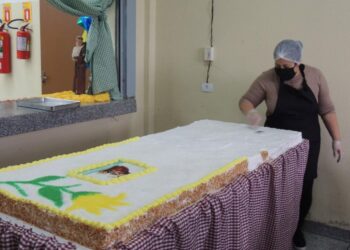 Paróquia Sagrada Família celebra Santo Antônio com bolo, kits e grande festa junina