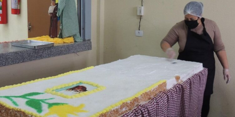 Paróquia Sagrada Família celebra Santo Antônio com bolo, kits e grande festa junina