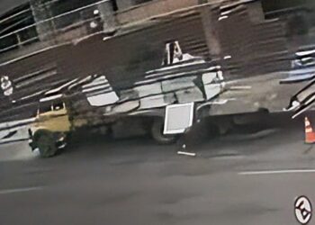 Câmera flagra trabalhador caindo de caminhão no Batel