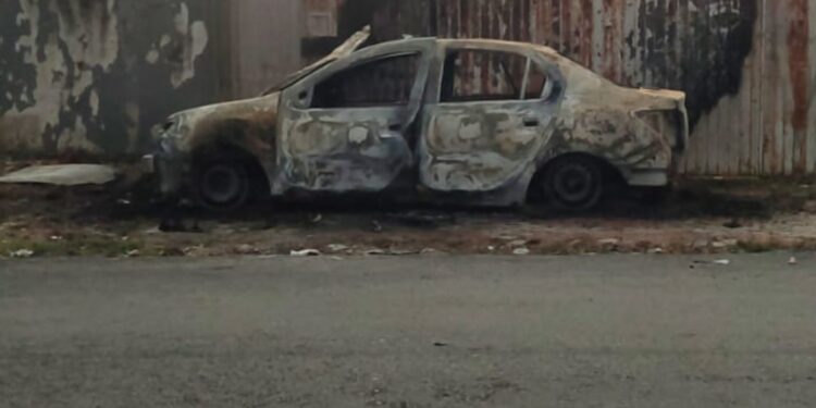 Mulher tem carro metralhado em atentado em Curitiba