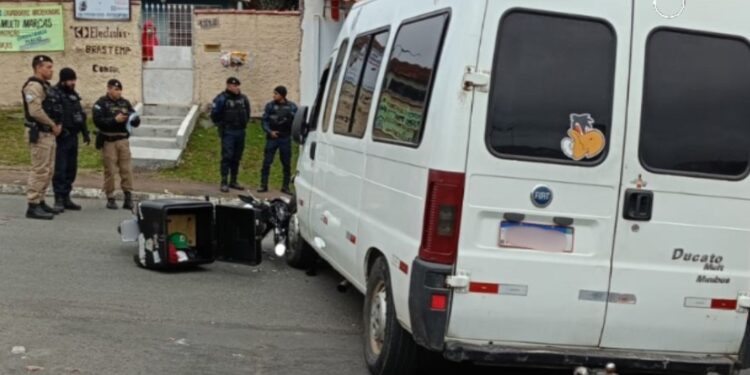 Motoboy morre em colisão com van em Fazenda Rio Grande