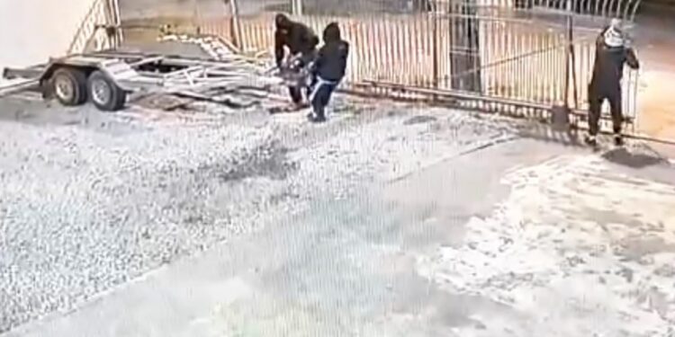 Criminosos invadem empresa e furtam carretinha na BR-277 em Curitiba