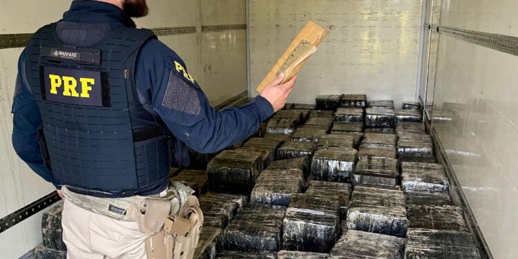 PRF apreende mais de 2 toneladas de maconha e arma de uso restrito na BR-277