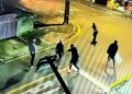 Homem é brutalmente apedrejado no Capão Raso em Curitiba; câmera de segurança registrou a selvageria