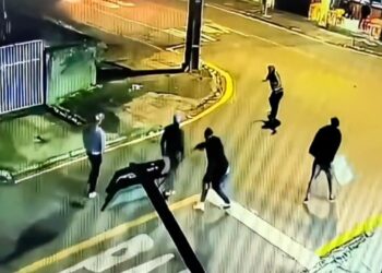 Homem é brutalmente apedrejado no Capão Raso em Curitiba; câmera de segurança registrou a selvageria